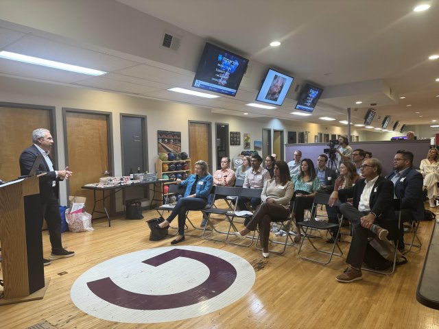 NIRI Philadelphia members collaborating during a chapter volunteer activity.